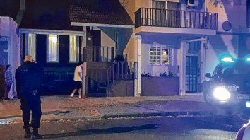Infernal. Al menos siete tiros fueron disparados contra la casa de Italia 2118 donde vivió Manfrín, frente a la 5ª. Infernal. Al menos siete tiros fueron disparados contra la casa de Italia 2118 donde vivió Manfrín, frente a la 5ª.