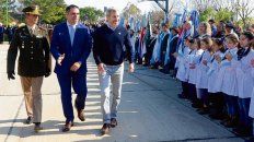 Pasando revista. Frigerio (derecha), ayer, en Pueblo Belgrano. Pasando revista. Frigerio (derecha), ayer, en Pueblo Belgrano.