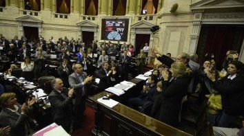 Los diputados nacionales aprobaron por unanimidad el proyecto y aplaudieron de pie a los padres de Justina, que impulsaron esta iniciativa. Los diputados nacionales aprobaron por unanimidad el proyecto y aplaudieron de pie a los padres de Justina, que impulsaron esta iniciativa.