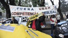 Los taxistas marcharon hoy al Monumento a la Bandera para manifestar su oposición a la llegada de Uber. Los taxistas marcharon hoy al Monumento a la Bandera para manifestar su oposición a la llegada de Uber.