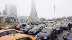 Rechazo. Cientos de taxistas se movilizaron ayer hasta el Monumento a la Bandera para manifestar su oposición al proyecto del Frente Progresista. Rechazo. Cientos de taxistas se movilizaron ayer hasta el Monumento a la Bandera para manifestar su oposición al proyecto del Frente Progresista.
