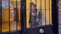 Los impactos en la puerta del edificio de Dorrego al 1600. Los impactos en la puerta del edificio de Dorrego al 1600.