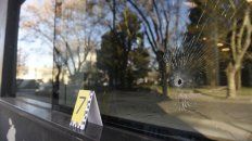 Al menos siete balas se dispararon contra la sede de los nuevos tribunales penales de Rosario. Al menos siete balas se dispararon contra la sede de los nuevos tribunales penales de Rosario.