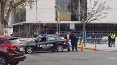 Cercado. La provincia implementó un cerco de seguridad luego de que el edificio fue atacado a balazos. Cercado. La provincia implementó un cerco de seguridad luego de que el edificio fue atacado a balazos.