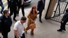 La ex mandataria volvió a pedirles ayer a sus seguidores que no se movilicen hasta los Tribunales Federales de Comodoro Py. La ex mandataria volvió a pedirles ayer a sus seguidores que no se movilicen hasta los Tribunales Federales de Comodoro Py.