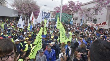 Columna compacta. Los manifestantes ocuparon más de una cuadra en avenida San Martín. Columna compacta. Los manifestantes ocuparon más de una cuadra en avenida San Martín.