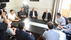 En la Gobernación. Dirigentes leprosos y canallas se reunieron con representantes de Seguridad de la provincia. En la Gobernación. Dirigentes leprosos y canallas se reunieron con representantes de Seguridad de la provincia.