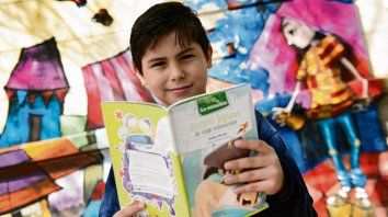 Benjamín, de 10 años, disfruta de la lectura en la escuela y en su casa. Benjamín, de 10 años, disfruta de la lectura en la escuela y en su casa.