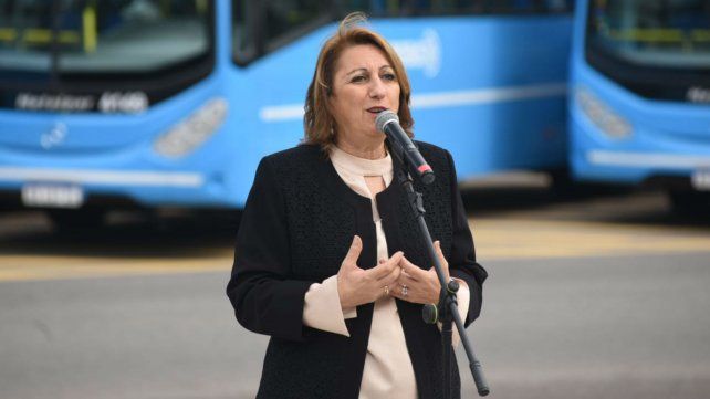 Mónica Fein durante la presentación de las nuevas unidades para la línea 128. 