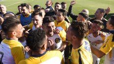 Ni bien Lousteau marcó el final, los jugadores desataron el festejo en el estadio de Arsenal. Ni bien Lousteau marcó el final, los jugadores desataron el festejo en el estadio de Arsenal.