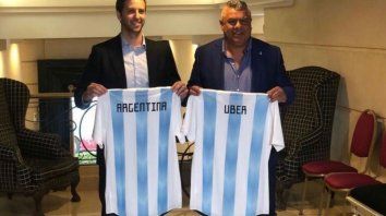 El gerente de Uber y el titular de la Asociación del Fútbol Argentino al presentar el acuerdo comercial. El gerente de Uber y el titular de la Asociación del Fútbol Argentino al presentar el acuerdo comercial.