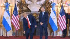 trump se enojo con el traductor y arrojo el auricular al piso trump se enojo con el traductor y arrojo el auricular al piso