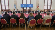 El gobernador se reunió ayer con los legisladores provinciales para informarles sobre la presentación que hizo la provincia en la Corte Suprema y el lunes lo hará con los legisladores nacionales santafesinos. El gobernador se reunió ayer con los legisladores provinciales para informarles sobre la presentación que hizo la provincia en la Corte Suprema y el lunes lo hará con los legisladores nacionales santafesinos.