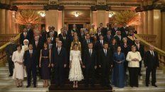 Los jefes de Estado y sus acompañantes posaron antes de presenciar el espectáculo Argentum. Los jefes de Estado y sus acompañantes posaron antes de presenciar el espectáculo Argentum.