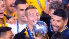 el momento en que central levanta la copa y recibe las medallas el momento en que central levanta la copa y recibe las medallas