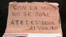 Burdo. Ningún mafioso dejaría su firma en un cartel amenazante. Burdo. Ningún mafioso dejaría su firma en un cartel amenazante.