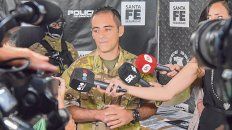 Explicaciones. El comisario Maximiliano Bertolotti, jefe de la TOE, estuvo al frente de los allanamientos de ayer. Explicaciones. El comisario Maximiliano Bertolotti, jefe de la TOE, estuvo al frente de los allanamientos de ayer.