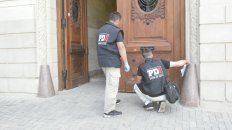 El Concejo Municipal amaneció con doce impactos de bala y cartel intimidatorio. El Concejo Municipal amaneció con doce impactos de bala y cartel intimidatorio.