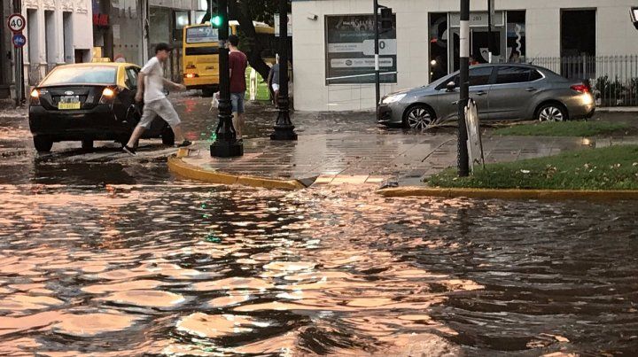 Calles inundadas y zonas anegadas luego del fuerte temporal de lluvia ...