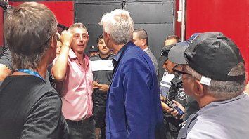 Diálogo de dirigentes. Cristian DAmico da cuentas a Ricardo Carloni sobre la situación en el vestuario y las medidas a tomar. Diálogo de dirigentes. Cristian DAmico da cuentas a Ricardo Carloni sobre la situación en el vestuario y las medidas a tomar.