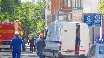 En acción. Las cuadrillas de Litoral Gas, ayer, en pleno trabajo para controlar la fuga. En acción. Las cuadrillas de Litoral Gas, ayer, en pleno trabajo para controlar la fuga.