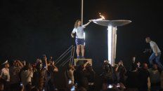 Cumbre. Cecilia Carranza enciende la llama como señal de comienzo de los Juegos. Cumbre. Cecilia Carranza enciende la llama como señal de comienzo de los Juegos.