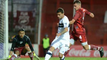 Cristian Romero Giraud, el número 4 de Villa Ramallo, en una de las jugadas del partido de anoche. Cristian Romero Giraud, el número 4 de Villa Ramallo, en una de las jugadas del partido de anoche.