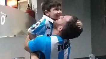 los hinchas de racing tambien festejaron el titulo en rosario los hinchas de racing tambien festejaron el titulo en rosario
