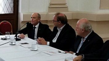 El fiscal de Estado, Pablo Saccone (izquierda), junto al ministro de Economía provincial Gonzalo Saglione, y al gobernador Miguel Lifschitz. El fiscal de Estado, Pablo Saccone (izquierda), junto al ministro de Economía provincial Gonzalo Saglione, y al gobernador Miguel Lifschitz.