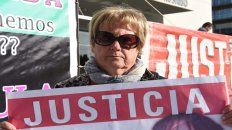 La madre. Alicia sigue el juicio desde afuera del tribunal penal, donde ayer debió sentarse a recordar. La madre. Alicia sigue el juicio desde afuera del tribunal penal, donde ayer debió sentarse a recordar.