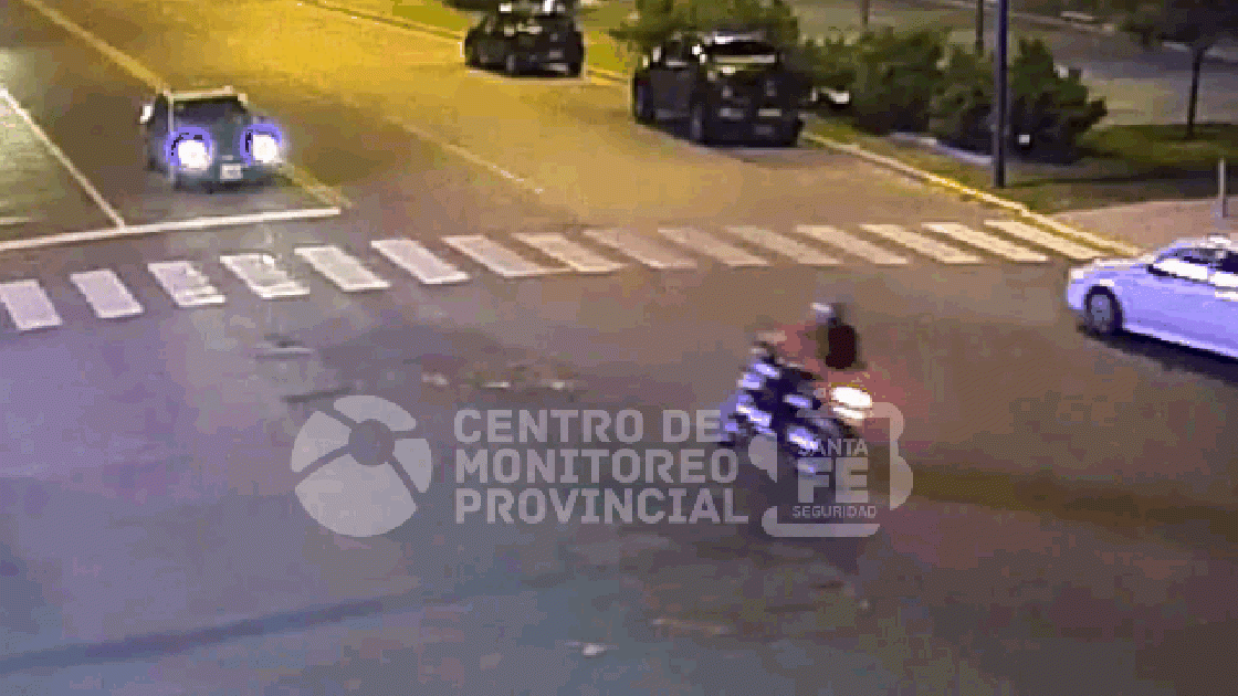 Las imágenes del momento en que una moto choca contra un auto