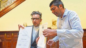 en el concejo. Pron recibió la distinción del edil Andrés Giménez. en el concejo. Pron recibió la distinción del edil Andrés Giménez.