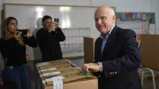 El gobernador votó en la escuela donde cursó la primaria. El gobernador votó en la escuela donde cursó la primaria.
