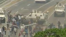 un tanque militar atropello a manifestantes en venezuela un tanque militar atropello a manifestantes en venezuela