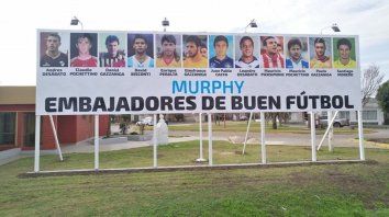 A la entrada de Murphy. Casi en los extremos del enorme cartel están los Pochettino. A la entrada de Murphy. Casi en los extremos del enorme cartel están los Pochettino.