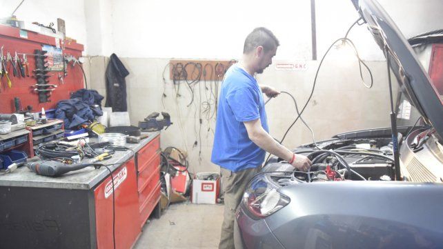 En problemas. El parque automotor se avejenta. La gente opta por coches viejos que repara barato y de forma sencilla