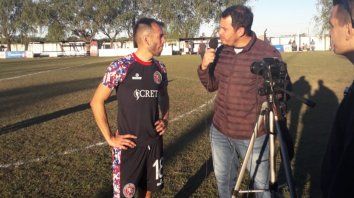 En foco. Delgado es entrevistado luego del partido. No pasó desapercibido para los 1.500 hinchas. En foco. Delgado es entrevistado luego del partido. No pasó desapercibido para los 1.500 hinchas.
