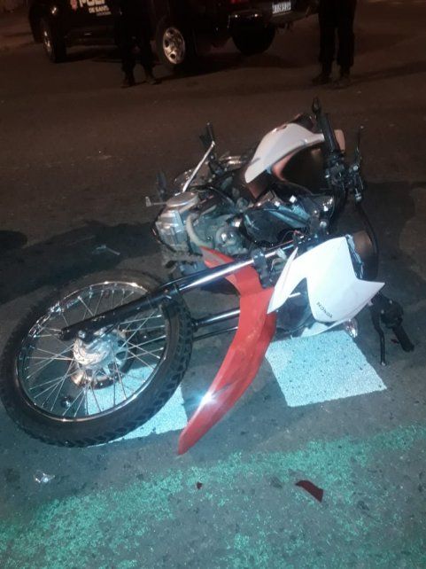 La moto en la que iban los sospechosos.
