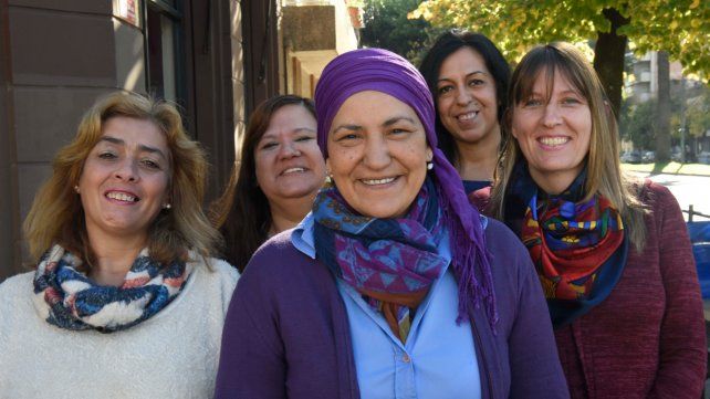 Amigas. Las compañeras de trabajo de Laura son un gran sostén. Entre todas siempre encuentran la excusa para seguir adelante.