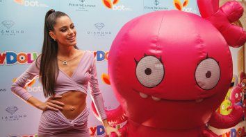 Vinimos a este mundo a equivocarnos y a aprender de nuestros errores, sentenció Tini sobre su papel en UglyDolls, donde interpreta a una muñeca fallada. Vinimos a este mundo a equivocarnos y a aprender de nuestros errores, sentenció Tini sobre su papel en UglyDolls, donde interpreta a una muñeca fallada.
