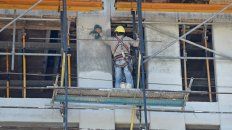 De pie. Si bien la construcción tuvo una fuerte retracción a nivel nacional, en Santa Fe se sostuvieron 40 mil empleos entre el Estado y privados. De pie. Si bien la construcción tuvo una fuerte retracción a nivel nacional, en Santa Fe se sostuvieron 40 mil empleos entre el Estado y privados.