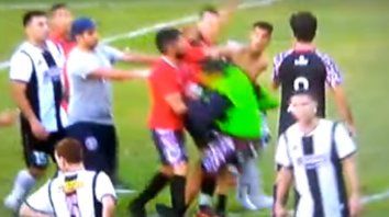 El momento del golpe. La imagen pertenece al video en el que se registró la agresión al arquero de Central Córdoba, en el Gabino Sosa. El momento del golpe. La imagen pertenece al video en el que se registró la agresión al arquero de Central Córdoba, en el Gabino Sosa.