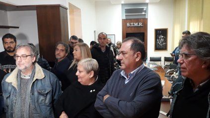 Reunión. Unos 30 gremios rosarinos marcharán a la plaza Montenegro. Pero buscan unificar con otros sectores. Reunión. Unos 30 gremios rosarinos marcharán a la plaza Montenegro. Pero buscan unificar con otros sectores.