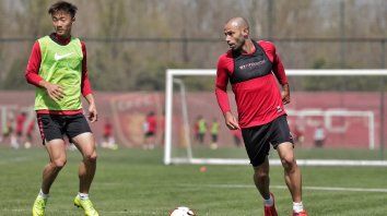 En acción. La pose de Masche, durante una práctica en China. Tiene 34 años y mucho para dar todavía en el fútbol. En acción. La pose de Masche, durante una práctica en China. Tiene 34 años y mucho para dar todavía en el fútbol.