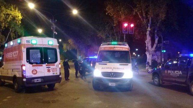 Ambulancias del Sies acudieron para asistir a los heridos.  