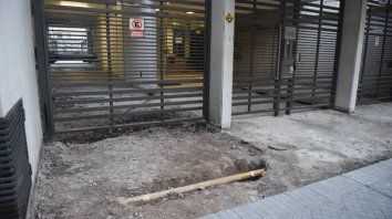Evidente. La cañería quedó expuesta rápidamente mientras los operarios realizaban las modificaciones en la vereda. Evidente. La cañería quedó expuesta rápidamente mientras los operarios realizaban las modificaciones en la vereda.