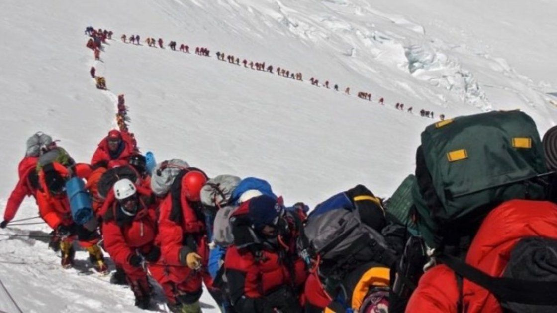 Más muertes en el Everest, que tiene récord histórico de concurrencia