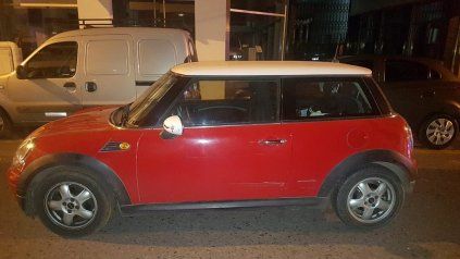 Detienen a una mujer en posesión de un auto robado y cocaína Detienen a una mujer en posesión de un auto robado y cocaína