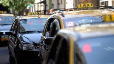 A la espera. En las paradas tradicionales del centro rosarino se acumulan taxis a la espera de algún viaje que mejore la recaudación diaria. A la espera. En las paradas tradicionales del centro rosarino se acumulan taxis a la espera de algún viaje que mejore la recaudación diaria.