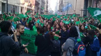 Marea verde. La multitud que se movilizó obligó a cortar el tránsito en calle corrientes para apoyar la presentación del Aborto Seguro, Legal y Gratuito en el Congreso. Marea verde. La multitud que se movilizó obligó a cortar el tránsito en calle corrientes para apoyar la presentación del Aborto Seguro, Legal y Gratuito en el Congreso.